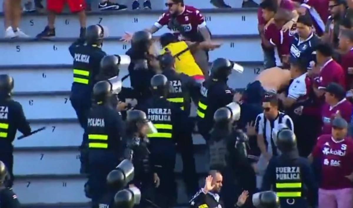 Clásico entre Saprissa y Alajuelense se detuvo por pelea entre aficionados y policías
