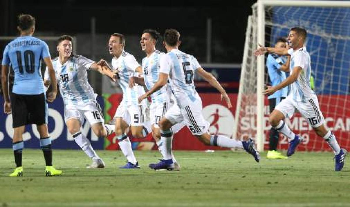 Argentina's Gonzalo Maroni (L) celebrates with teammates after scoring against Uruguay during their South American U-20 football match at La Granja stadium in Curico, Chile on January 24, 2019. (Photo by CLAUDIO REYES / AFP)