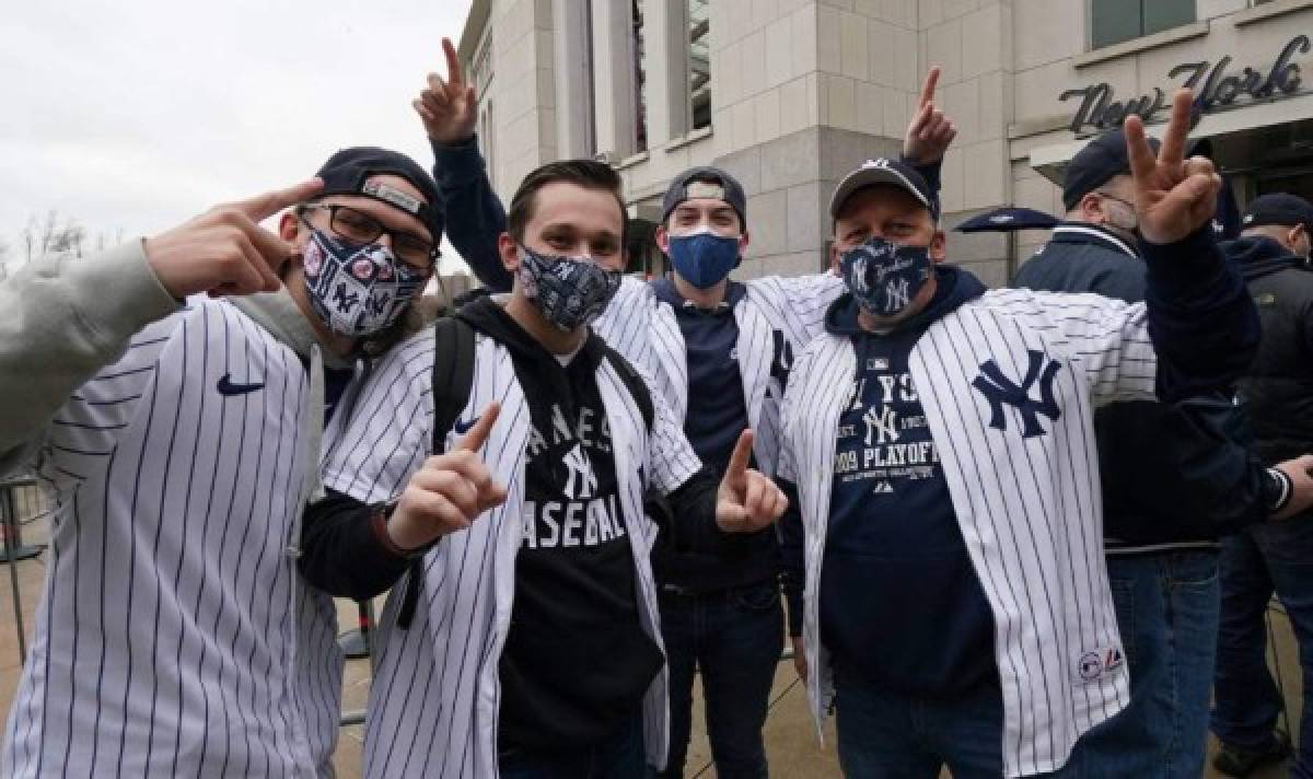 Besos, fiesta y tremendo espectáculo en el regreso de los aficionados al Yankee Stadium de Nueva York