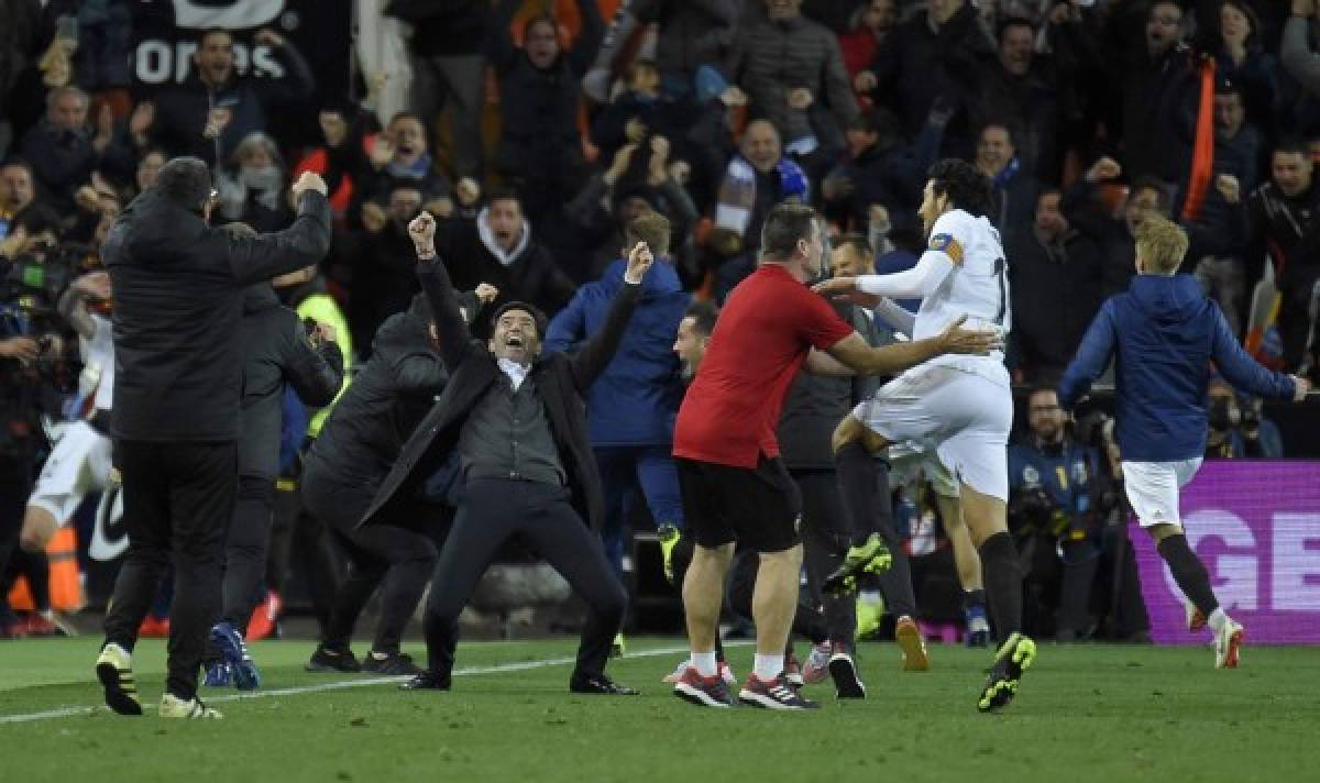 Valencia's coach Marcelino (C) and players celebrate after scoring a third goal in extra time during the Spanish Copa del Rey (King's Cup) quarter-final second leg football match between Valencia and Getafe at the Mestalla stadium in Valencia on January 29, 2019. (Photo by JOSE JORDAN / AFP)