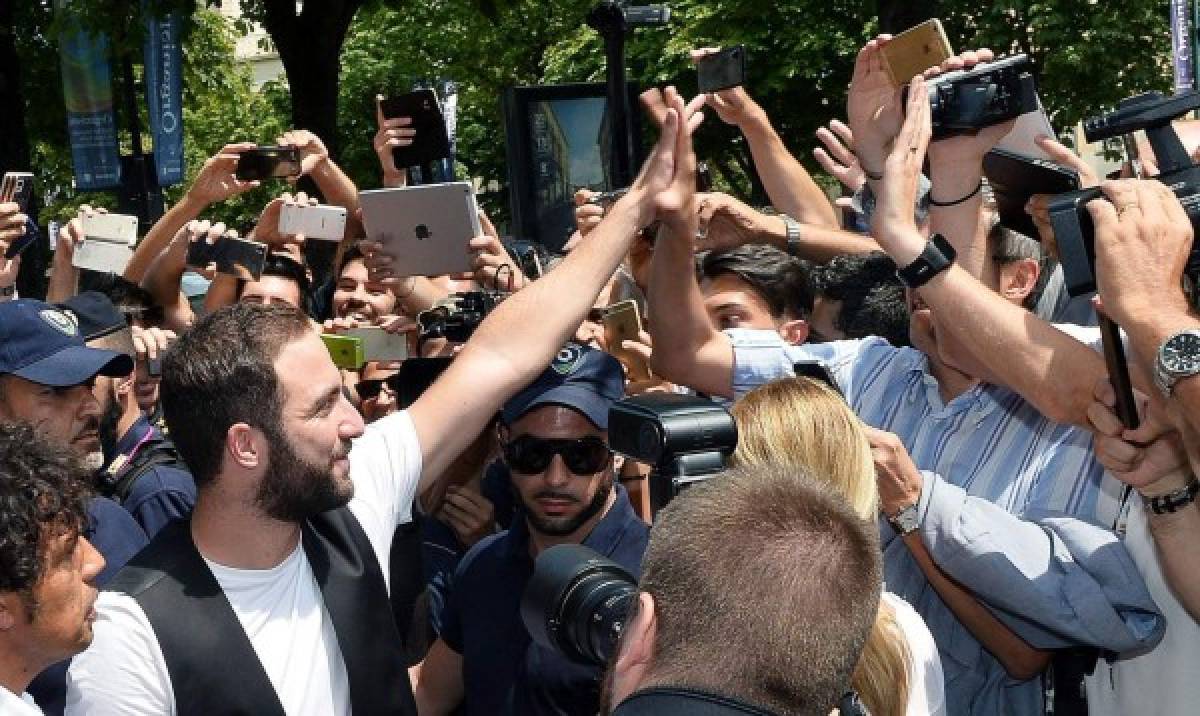 Fotos: Gonzalo Higuaín, recibido como una celebridad en Turín