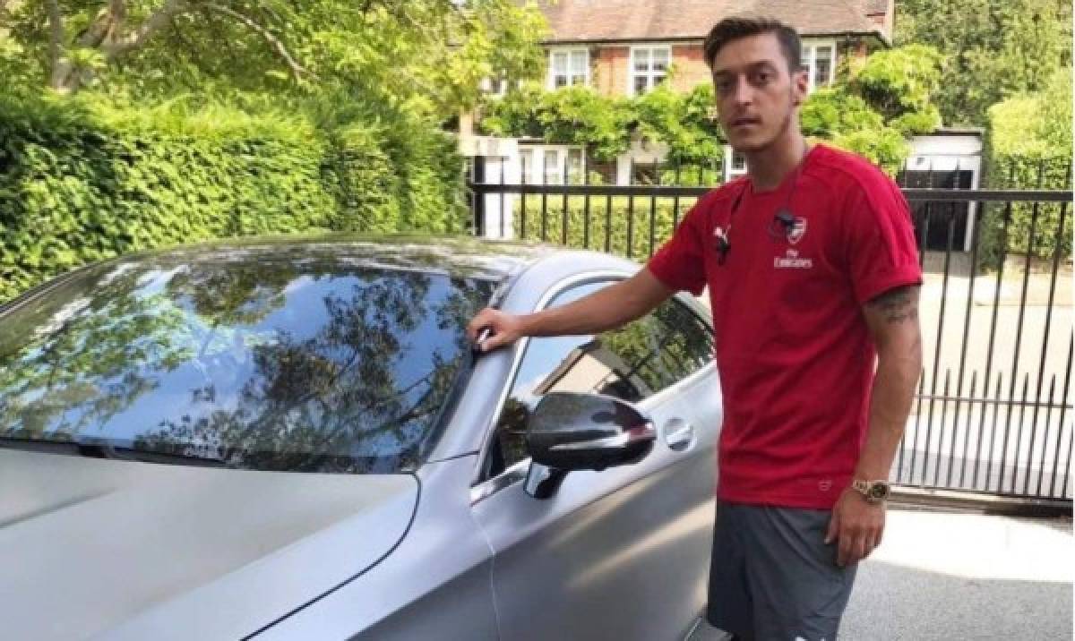 Los millonarios lujos que se da Mesut Özil en Inglaterra: Colección de autos y sala de juegos  