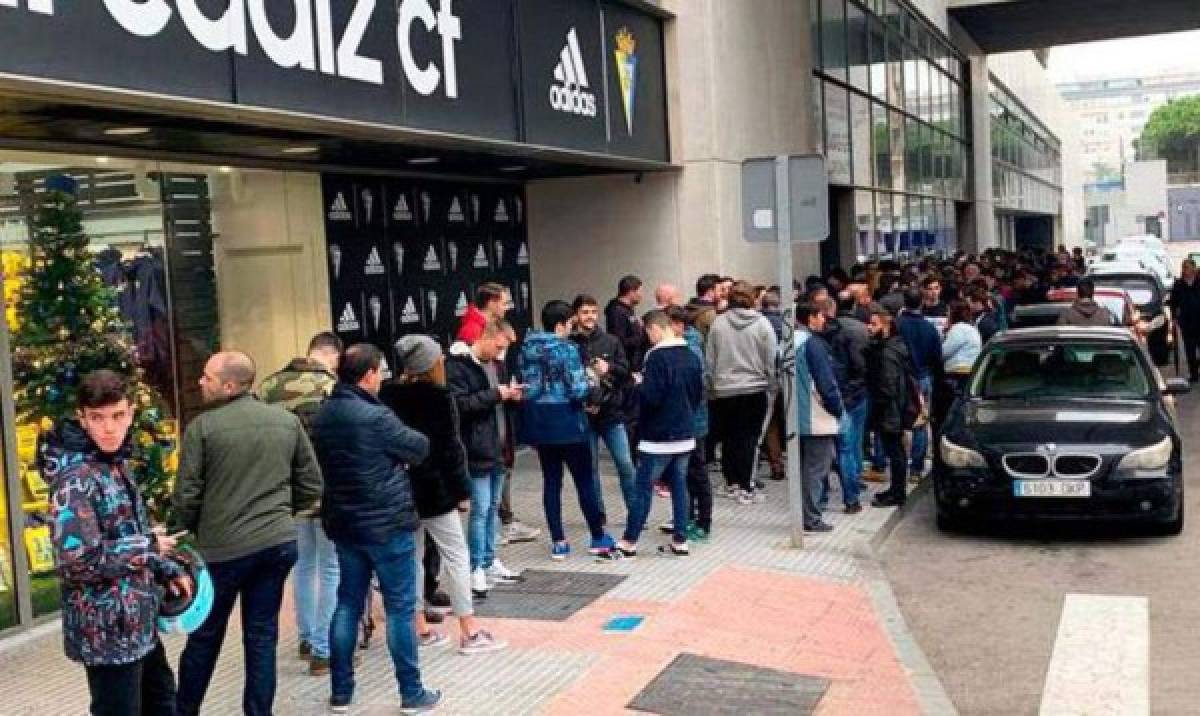 Choco Lozano genera 'éxtasis' en la afición del Cádiz en una sesión de autógrafos