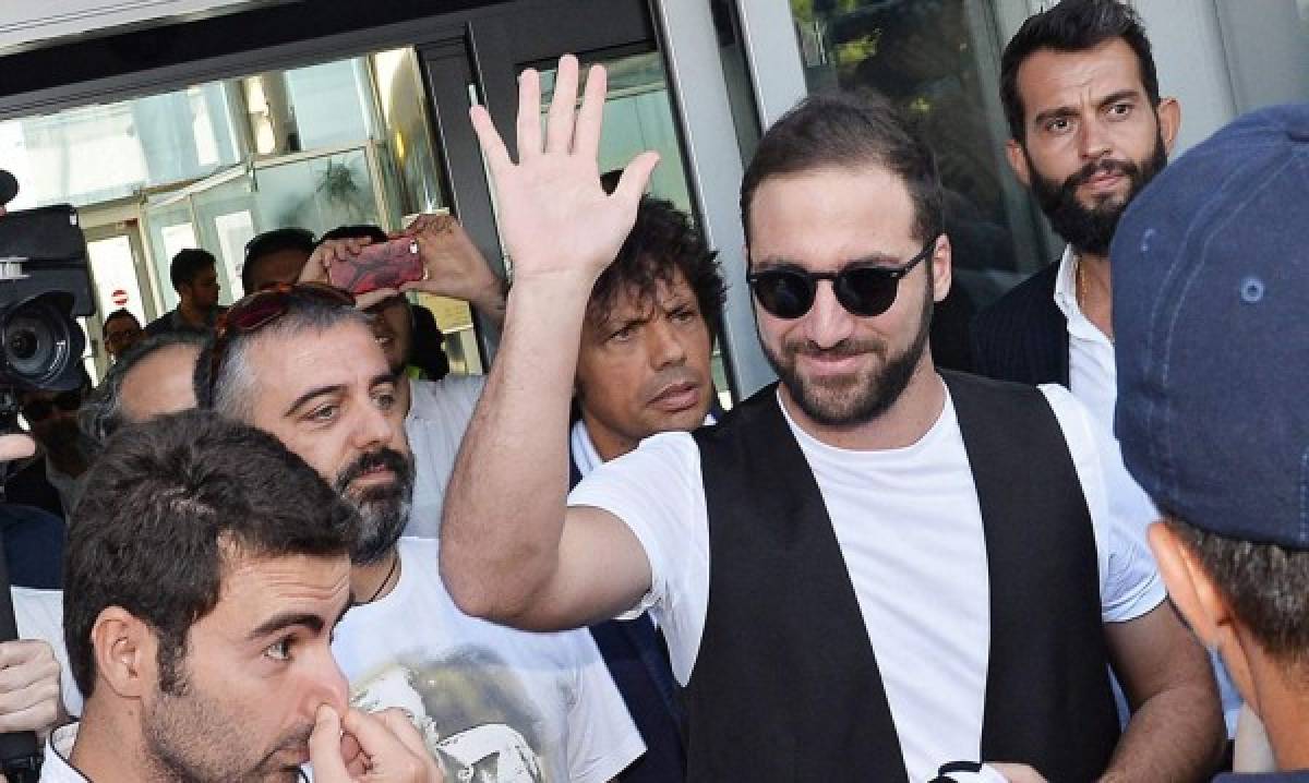 Fotos: Gonzalo Higuaín, recibido como una celebridad en Turín