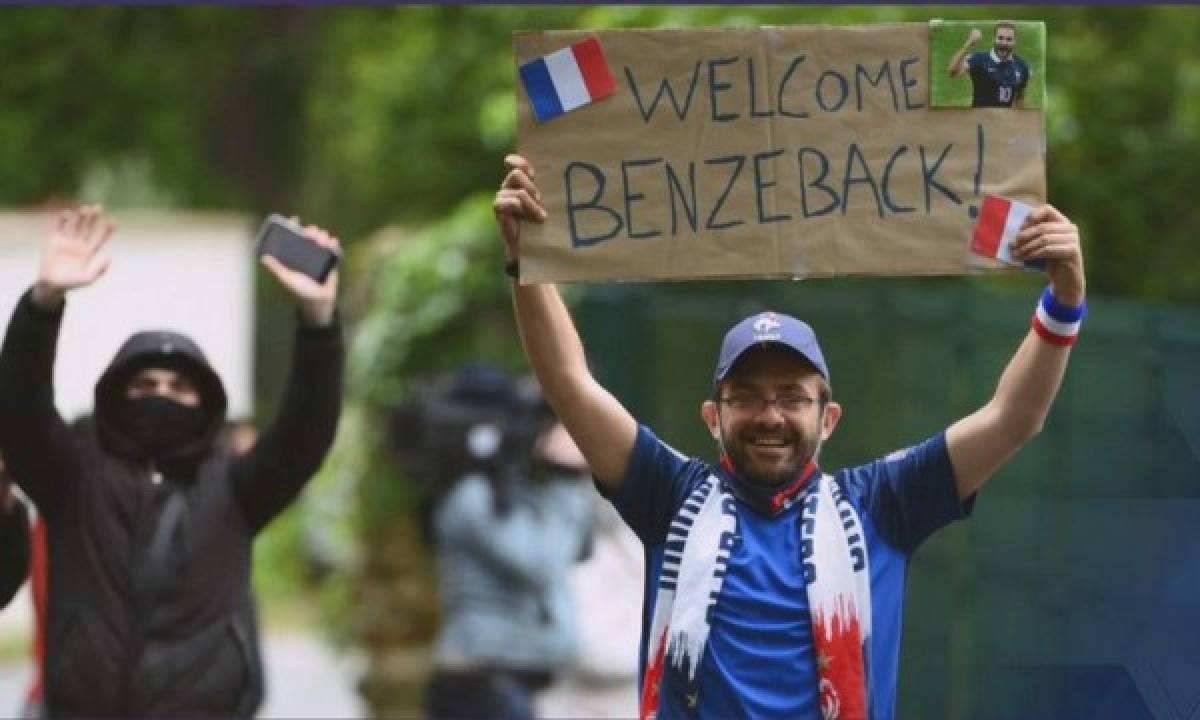 Así fue el regreso de Benzema a la selección de Francia: El gesto de Deschamps y pancartas