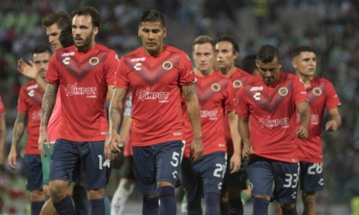 Durmiendo abajo del estadio y al borde del descenso: El calvario que vive el Veracruz de México