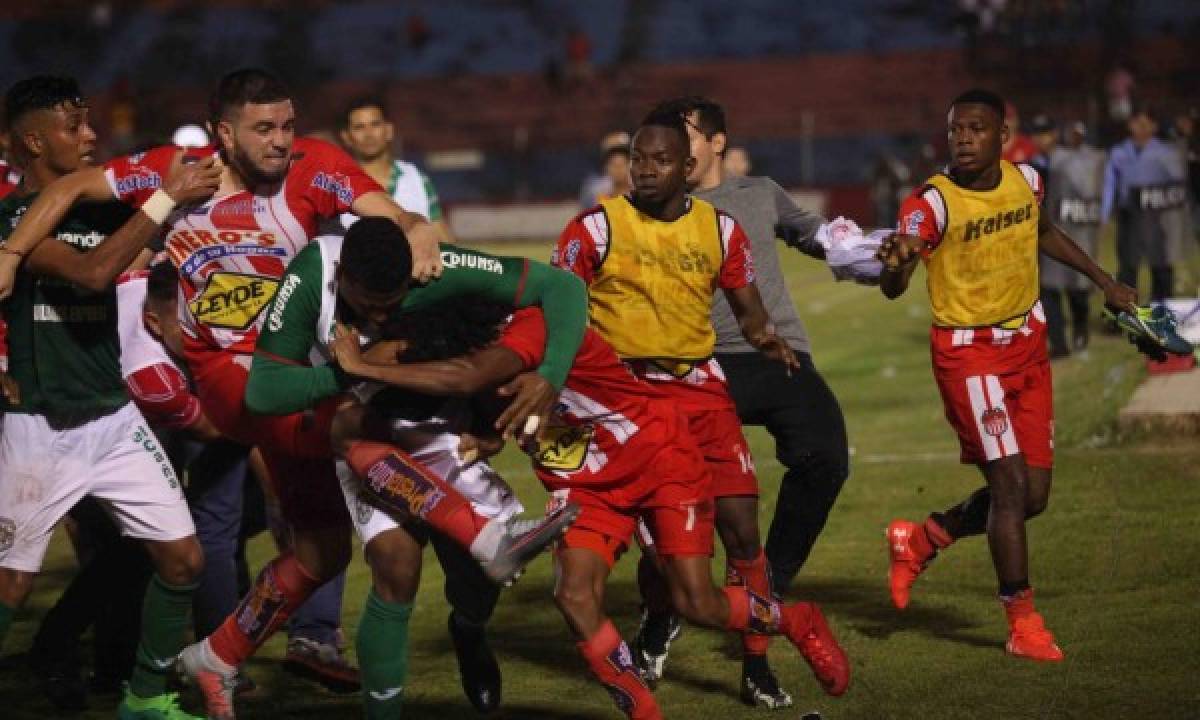 En fotos: Así fue el violento enfrentamiento entre jugadores de Vida y Marathón