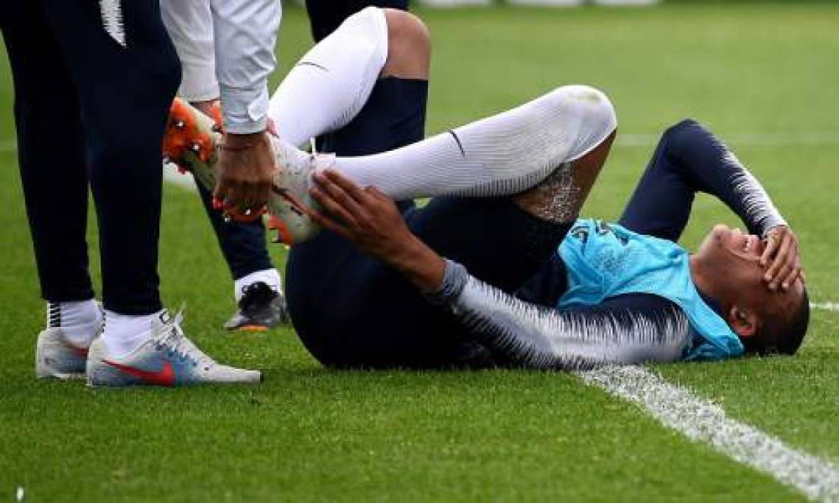 France's forward Kylian Mbappe (C) reacts after getting injured during a training session at the Glebovets stadium in Istra, on June 12, 2018, ahead of the Russia 2018 World Cup football tournament. / AFP PHOTO / FRANCK FIFE