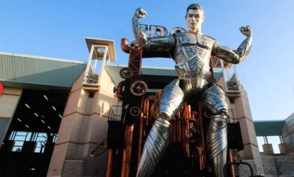 Sorprenden en carnaval en Italia con robot gigante de Cristiano Ronaldo
