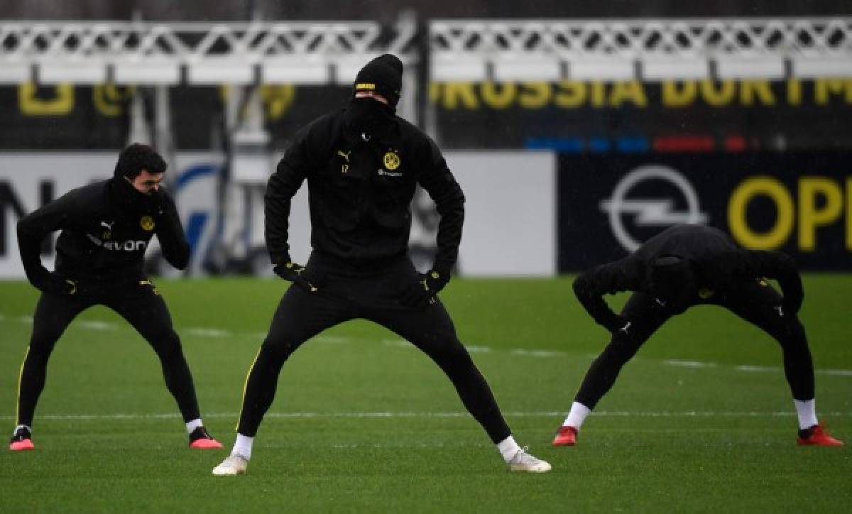 (L-R) Dortmund's Spanish defender Mateu Morey, Dortmund's Norwegian forward Erling Braut Haaland and Dortmund's Argentinian defender Leonardo Balerdi warm up during a training session on the eve of the UEFA Champions League round of 16 first leg match BVB Borussia Dortmund v Paris SG in Dortmund, western Germany, on February 17, 2020. (Photo by INA FASSBENDER / AFP)