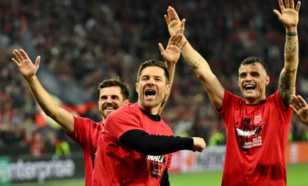 Leverkusen hizo historia y va por el triplete: el festejo de Xabi Alonso y sus jugadores tras ser finalistas de la Europa League