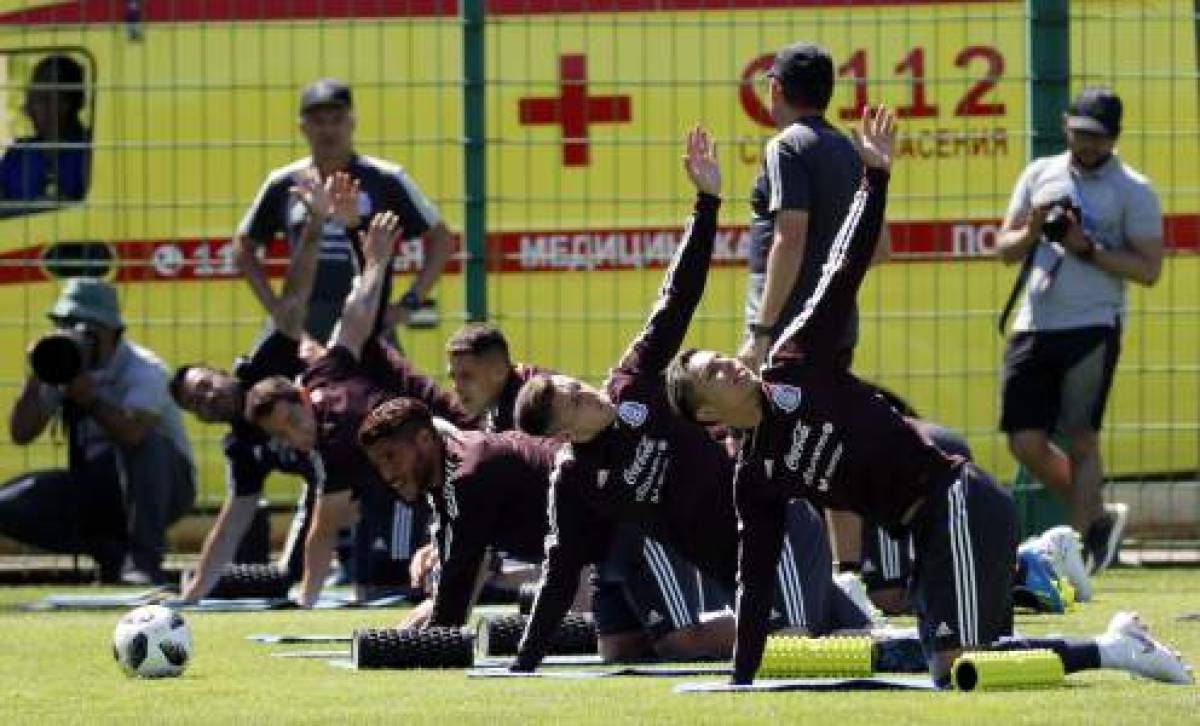 FT01. Moscow (Russian Federation), 20/06/2018.- Mexico's players warm up during a training in Moscow 20 June 2018. Mexico will face South Korea in the FIFA World Cup 2018 Group F preliminary round soccer match on 23 June 2018. The FIFA World Cup 2018 takes place in Russia from 14 June until 15 July 2018. (Mundial de Fútbol, Corea del Sur, Moscú, Rusia) EFE/EPA/FELIPE TRUEBA EDITORIAL USE ONLY EDITORIAL USE ONLY