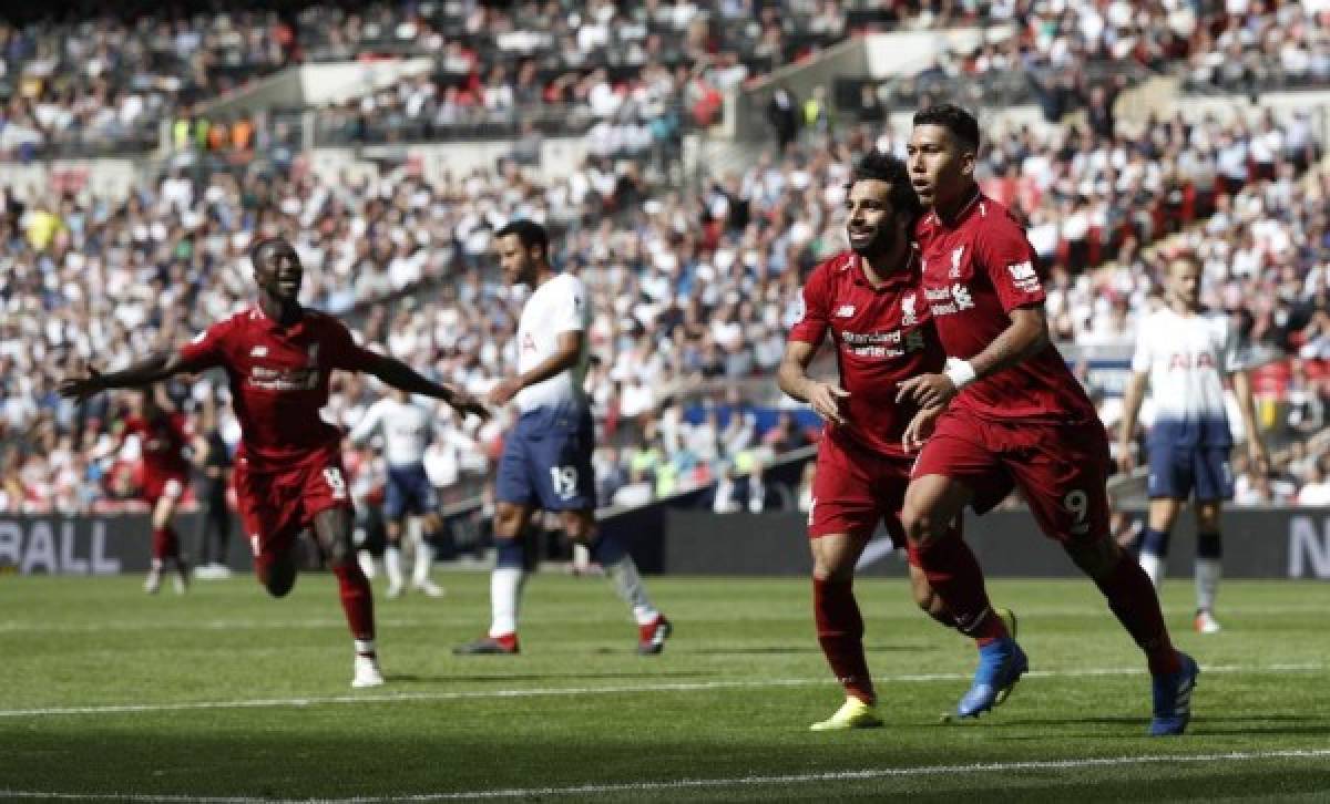 Liverpool's Brazilian midfielder Roberto Firmino (R) celebrates after scoring their second goal with Liverpool's Egyptian midfielder Mohamed Salah during the English Premier League football match between Tottenham Hotspur and Liverpool at Wembley Stadium in London, on September 15, 2018. / AFP PHOTO / Adrian DENNIS / RESTRICTED TO EDITORIAL USE. No use with unauthorized audio, video, data, fixture lists, club/league logos or 'live' services. Online in-match use limited to 120 images. An additional 40 images may be used in extra time. No video emulation. Social media in-match use limited to 120 images. An additional 40 images may be used in extra time. No use in betting publications, games or single club/league/player publications. /