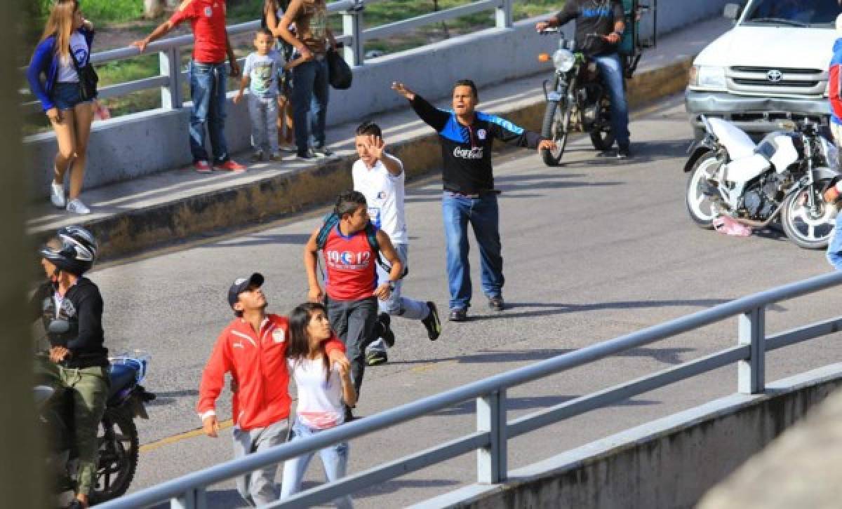 FOTOS: Guerra entre barra del Olimpia y Motagua en el estadio Nacional