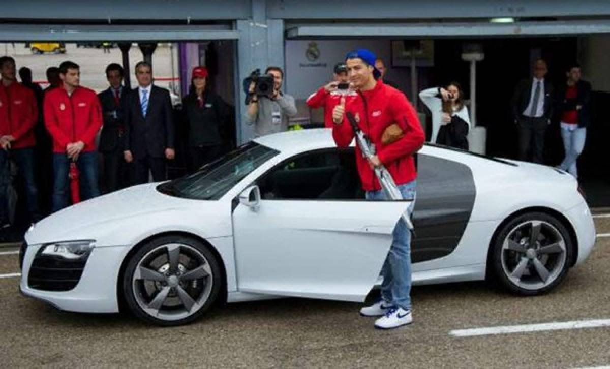 Cristiano Ronaldo presume de sus autos en Instagram