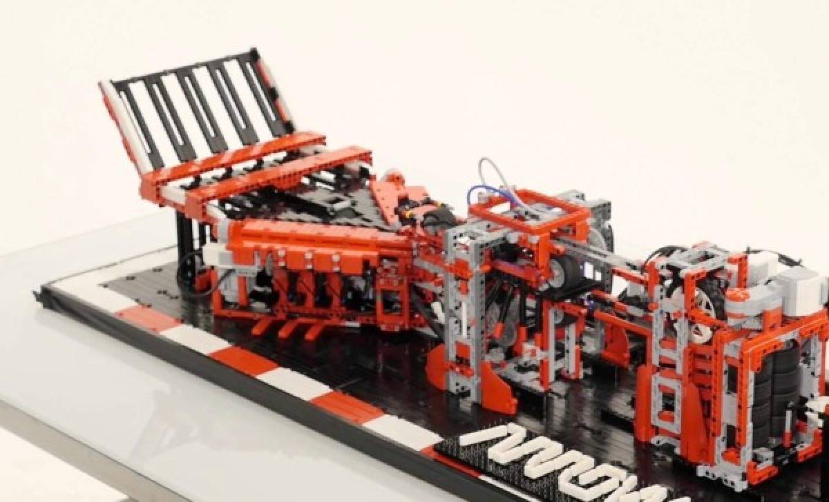 Una máquina de Lego que hace y lanza aviones de papel