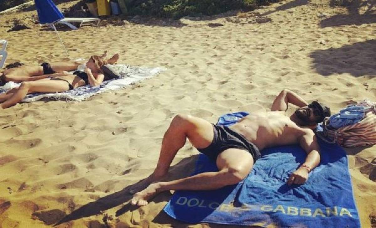 Carlos 'El Pescadito' Ruiz a lo Cristiano Ronaldo, está pasando sus vacaciones en Ibiza