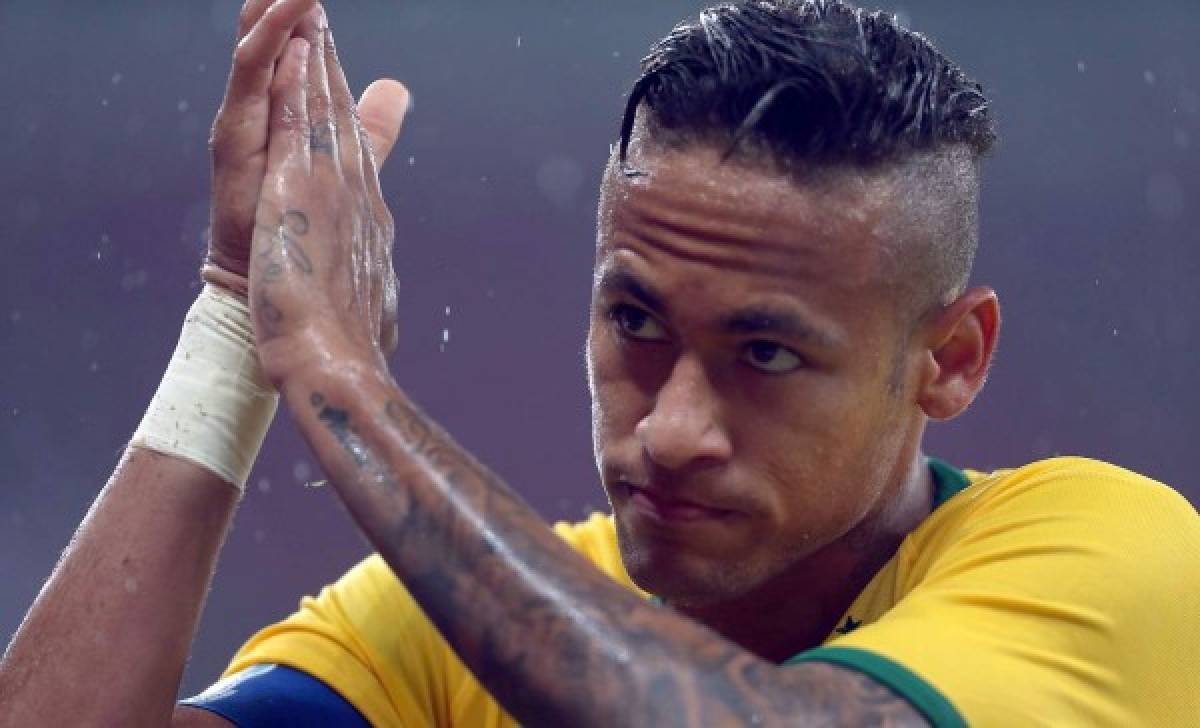 Los gestos de Neymar con Beckeles y Johnny Palacios