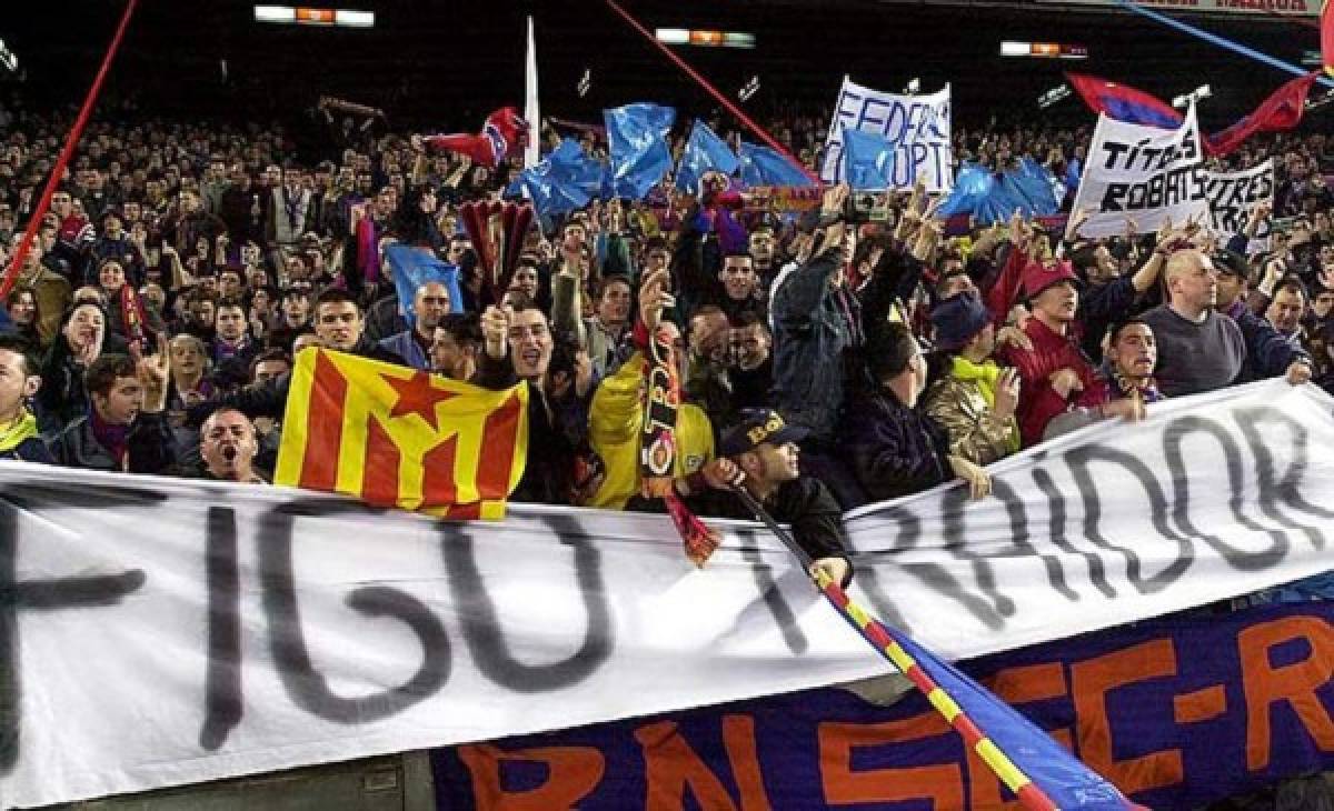 Las terribles imágenes que dejó la traición de Figo al Barcelona