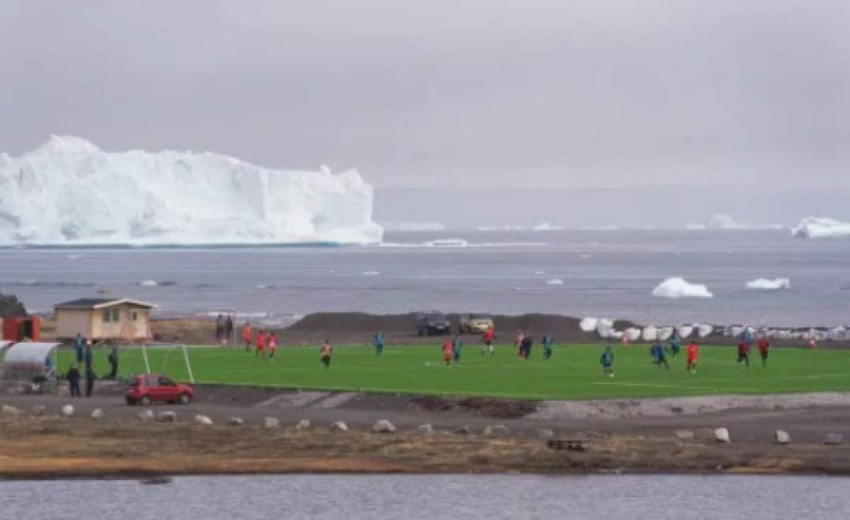 Así es el fútbol en Groenlandia: En medio de icebergs, ballenas y la temporada dura solo siete día