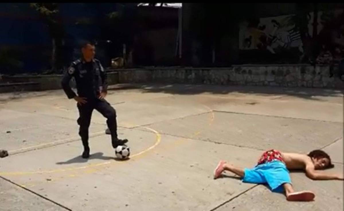 VIDEO: Un 'policía' hondureño humilla a joven jugando fútbol