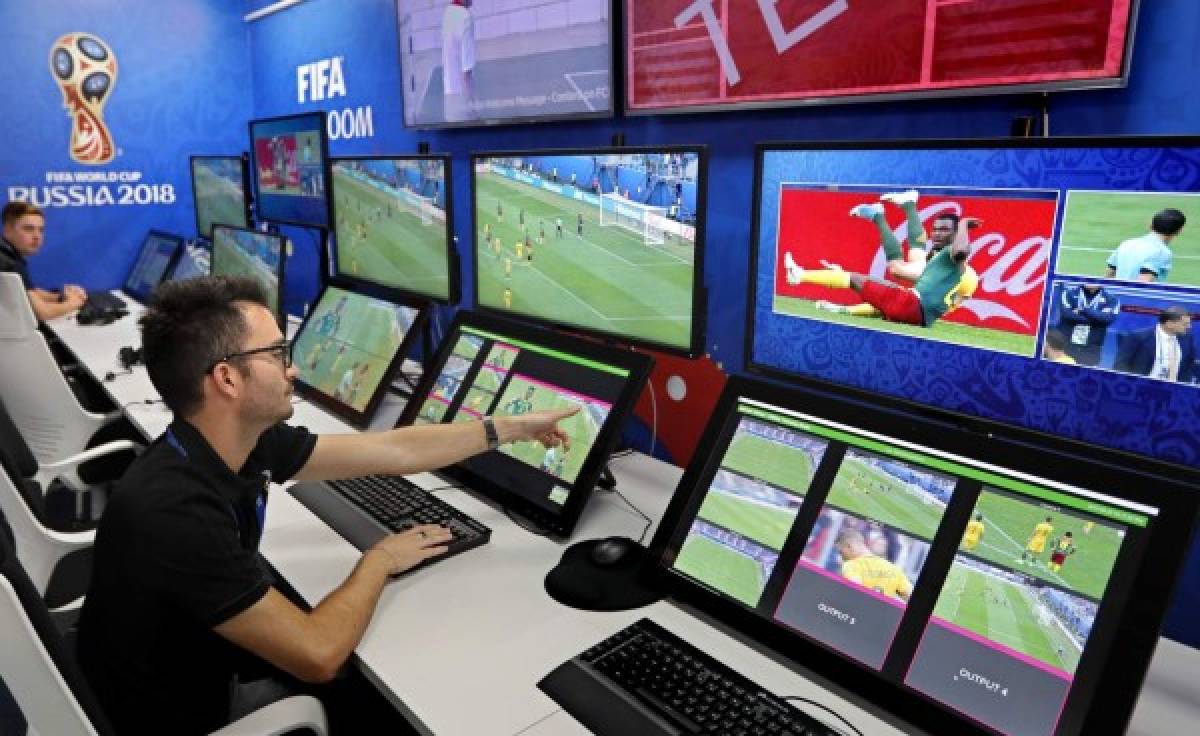 La FIFA muestra la sala de operaciones del VAR