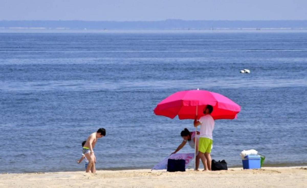 Playas, bares y cafés: Francia da un paso más hacia la normalidad en medio de la pandemia