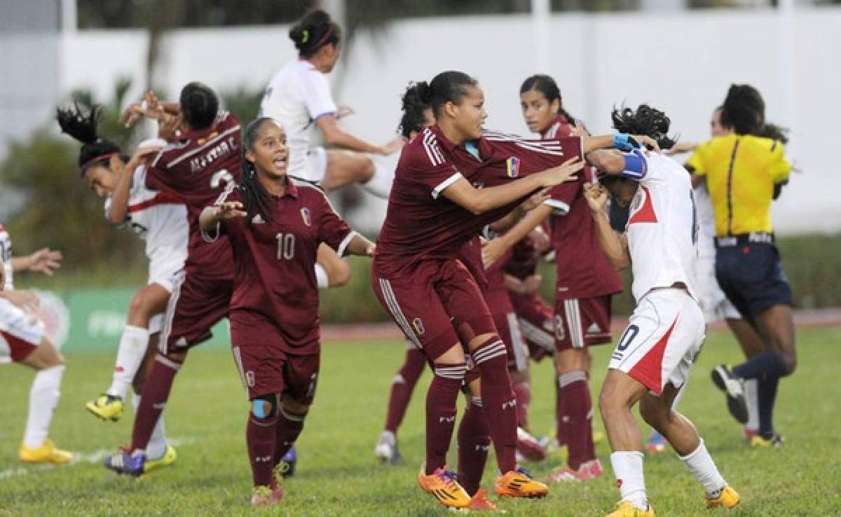 Superioridad 'Tica' desató ira del rival y trifulca en la cancha