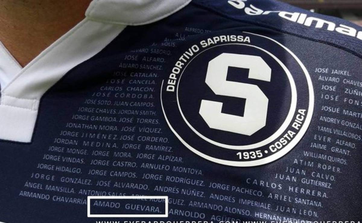 Saprissa homenajea a Amado Guevara al poner su nombre en la nueva camiseta