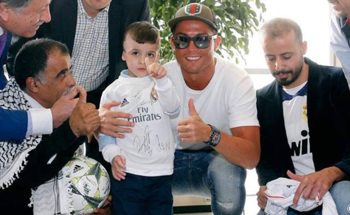 Cristiano Ronaldo recibe al pequeño palestino Ahmed, superviviente de un ataque