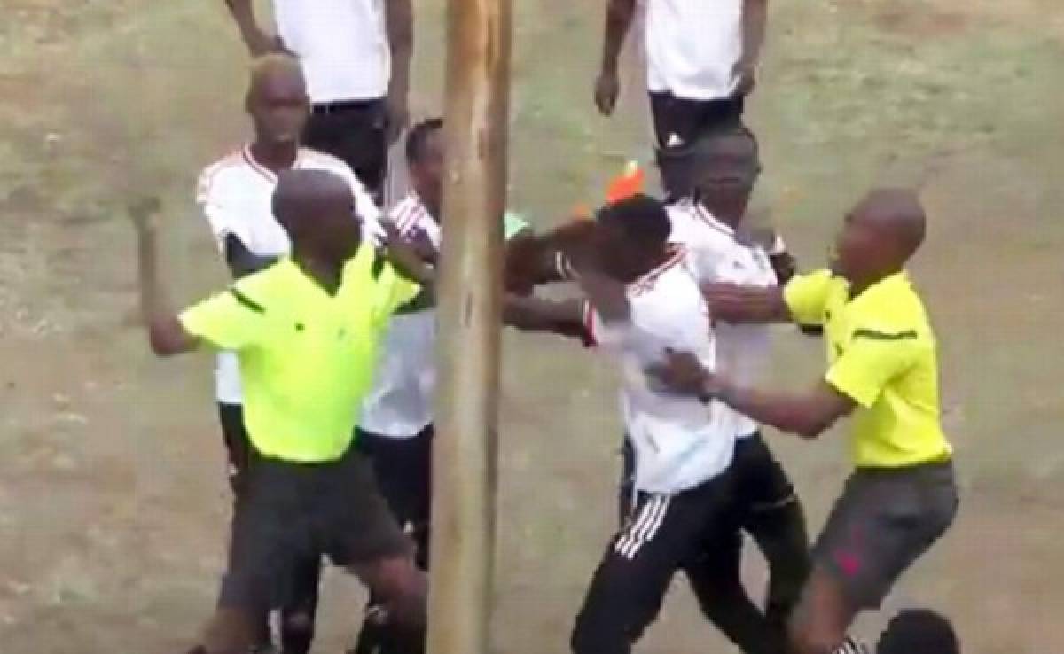 VIDEO: Tras ser expulsado, jugador y árbitro se van a las trompadas en Zimbabwe