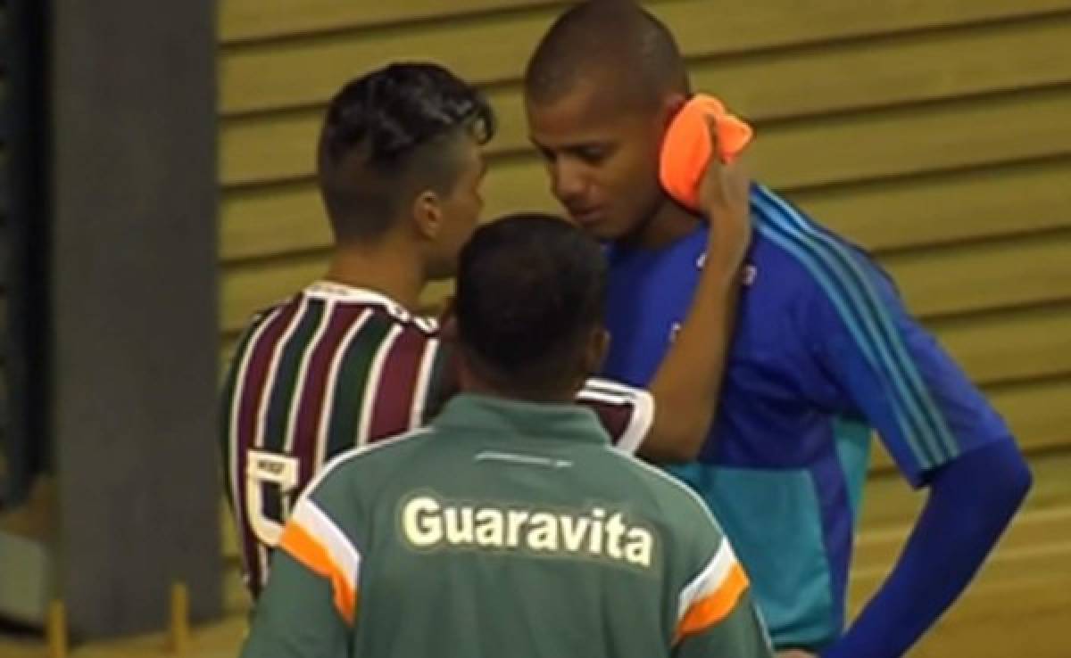 VIDEO: Arquero brasileño comete error y termina llorando