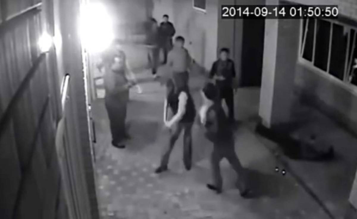 VIDEO: Boxeador ruso noquea a dos hombres que molestaban a su mujer