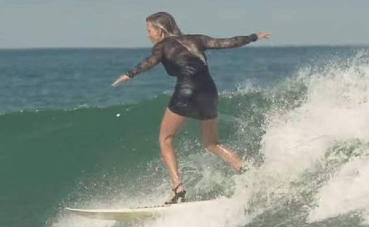 VIDEO: Hermosa surfista recorre las olas en tacones