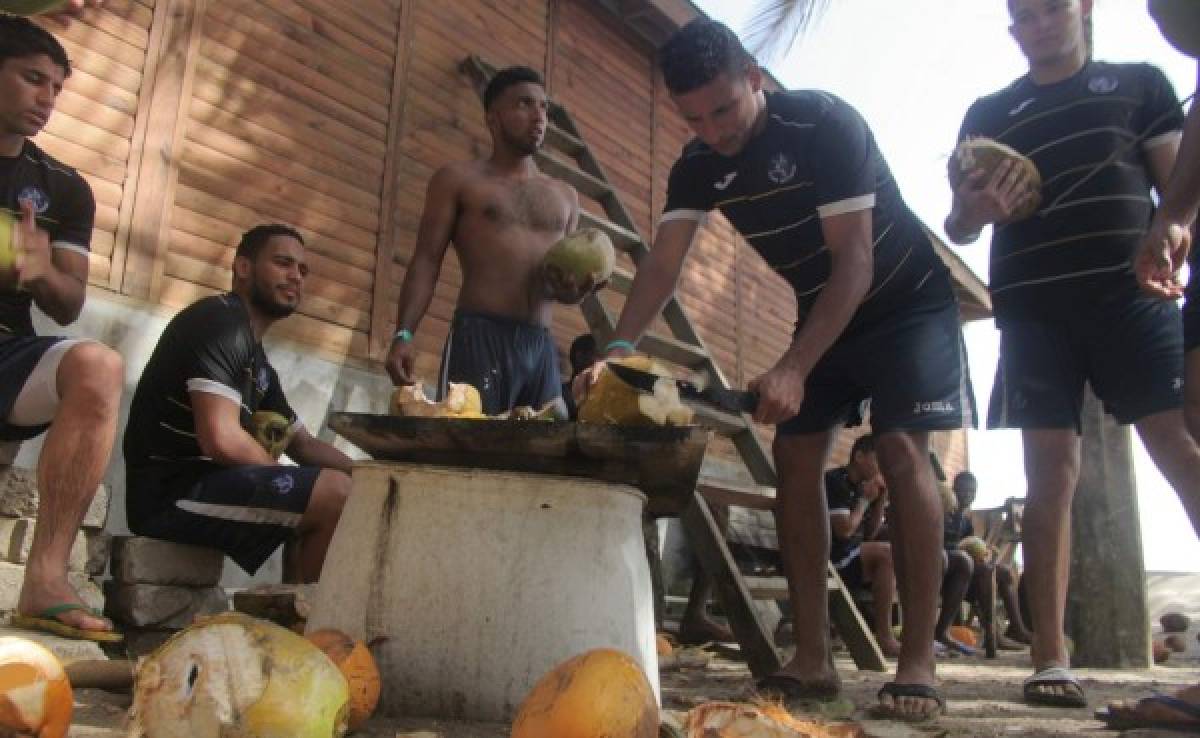 Jugadores de Motagua se relajan tomando agua de coco en Tela