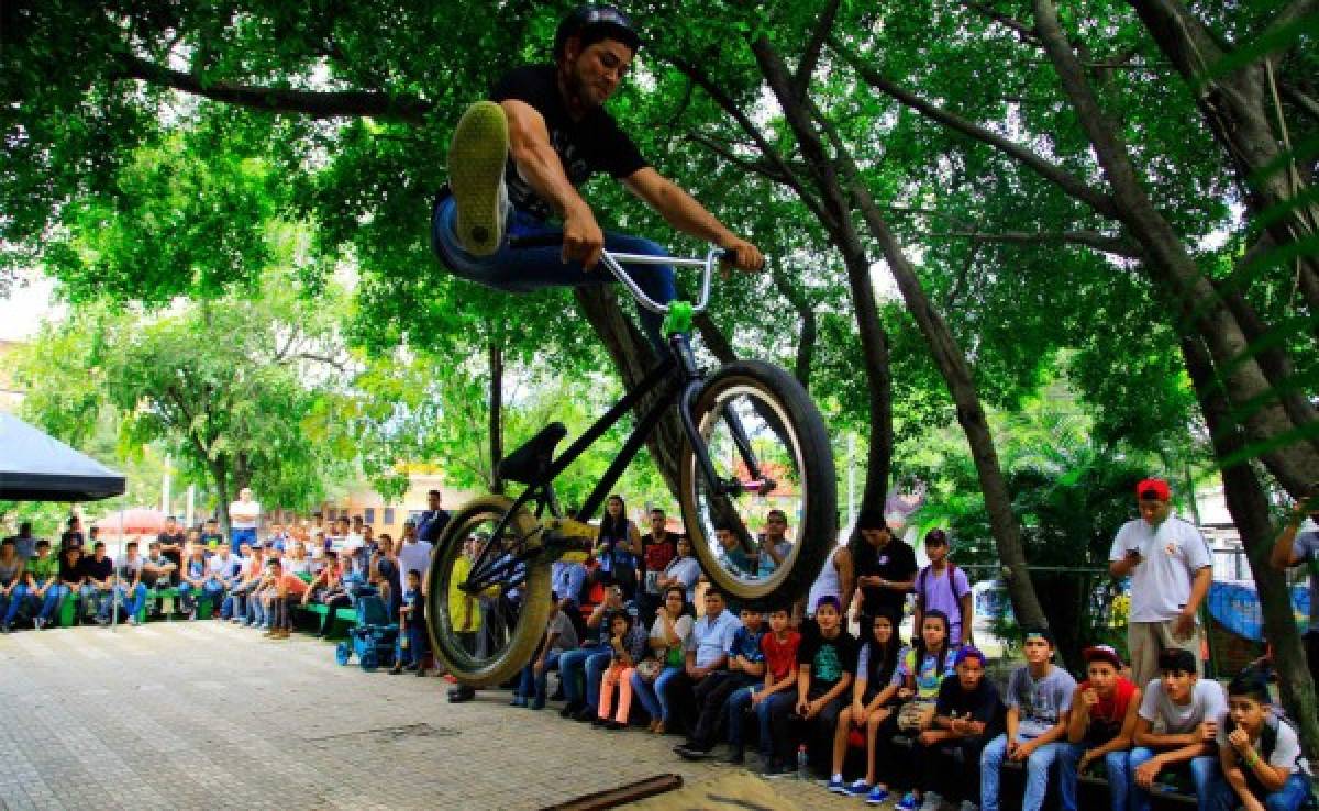 Intrépidos ciclistas vuelan por los aires de San Pedro Sula