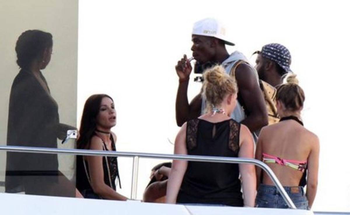 Pogba, tema cerrado en el Real Madrid mientras es captado fumando con mujeres