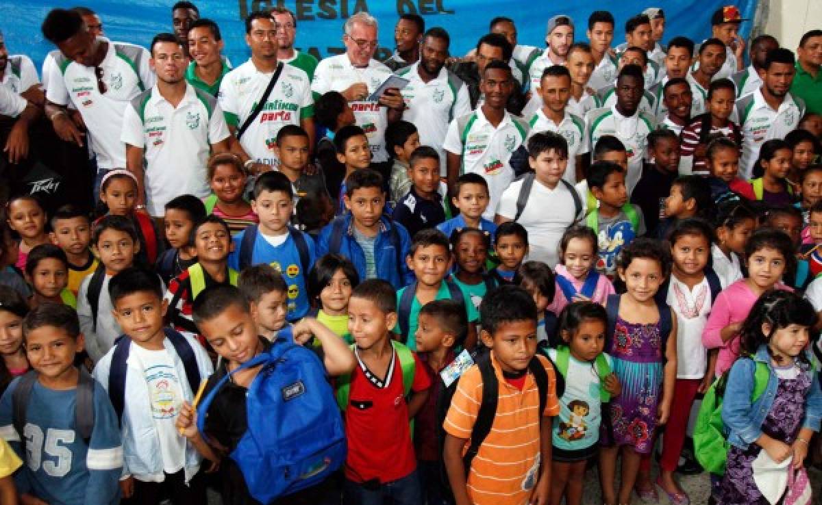 Platense regala útiles escolares a niños de bajos recursos en Puerto Cortés
