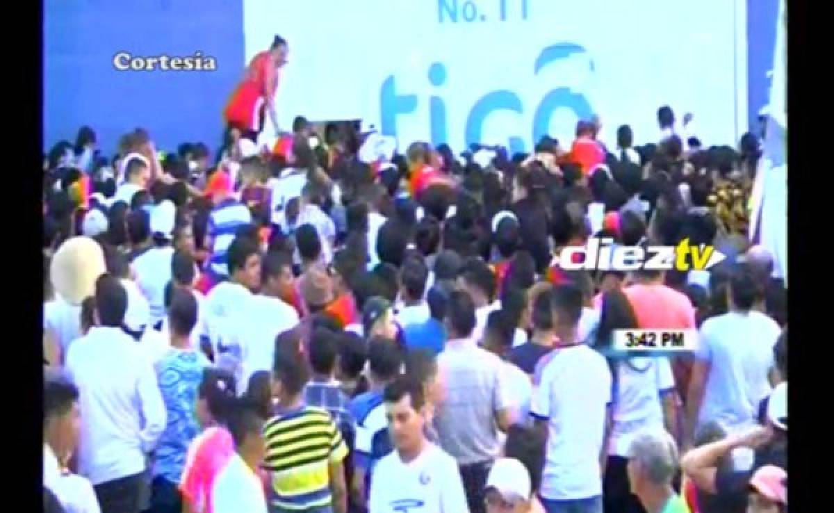 ¡Caos! A empujones, cientos de aficionados intentan ingresar al estadio Nacional