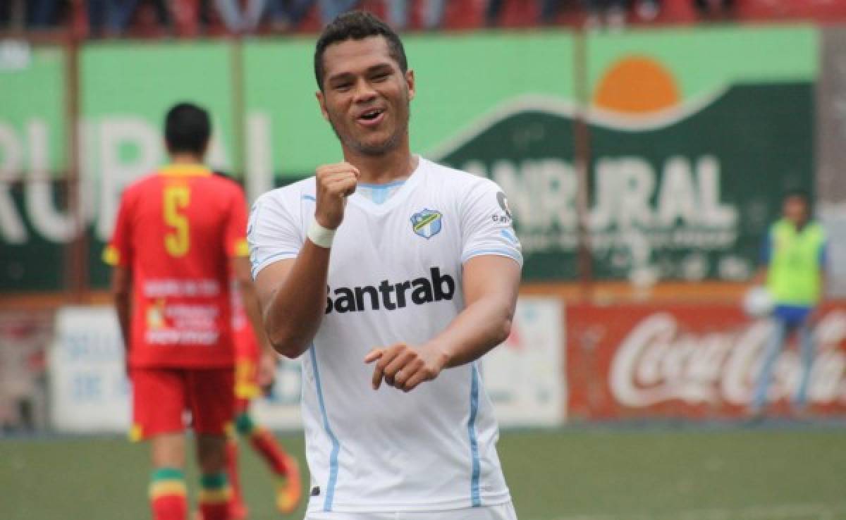 Panameño Rolando Blackburn se mete en la historia del Comunicaciones