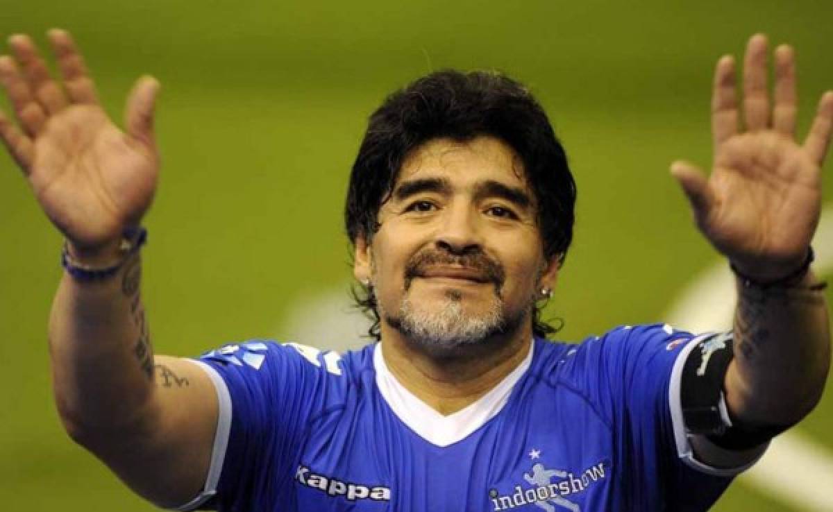 Maradona apoya a los napolitanos tras venta Higuaín: 'Yo no os traiciono'