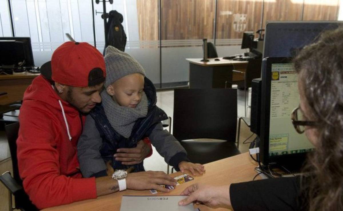 Neymar y su hijo se hacen socios del Barcelona