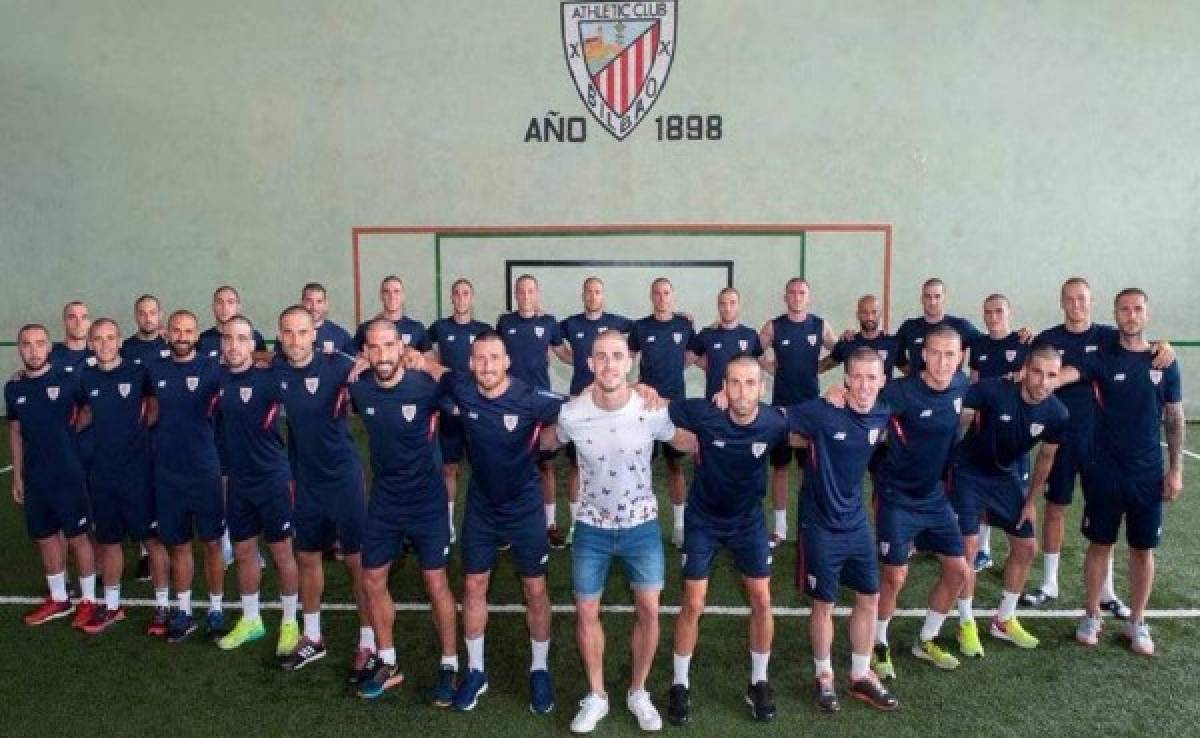 Plantel del Atlético de Bilbao se 'rapa' en solidaridad por compañero con cáncer