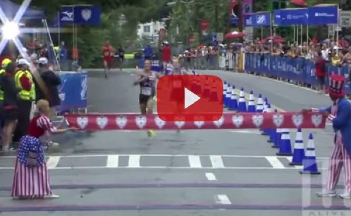 VIDEO: Pierde carrera de 10km por celebrar antes de la meta