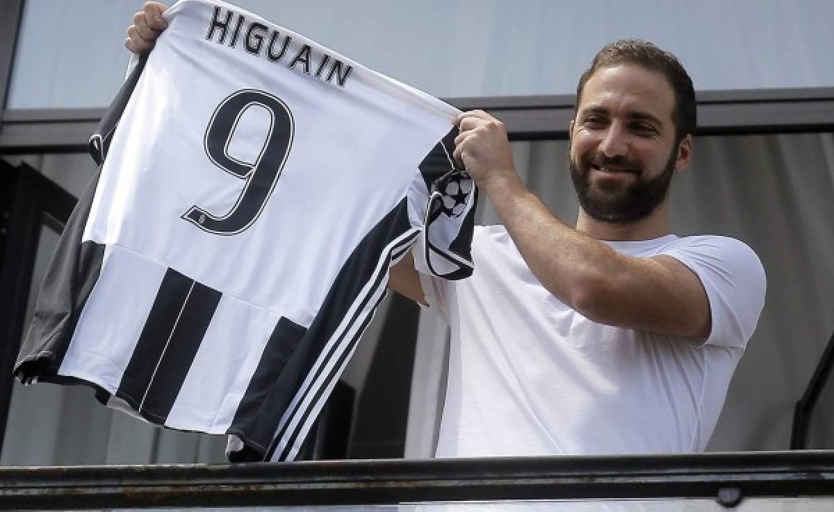 Aficionados de la Juventus reciben como una estrella a Gonzalo Higuaín