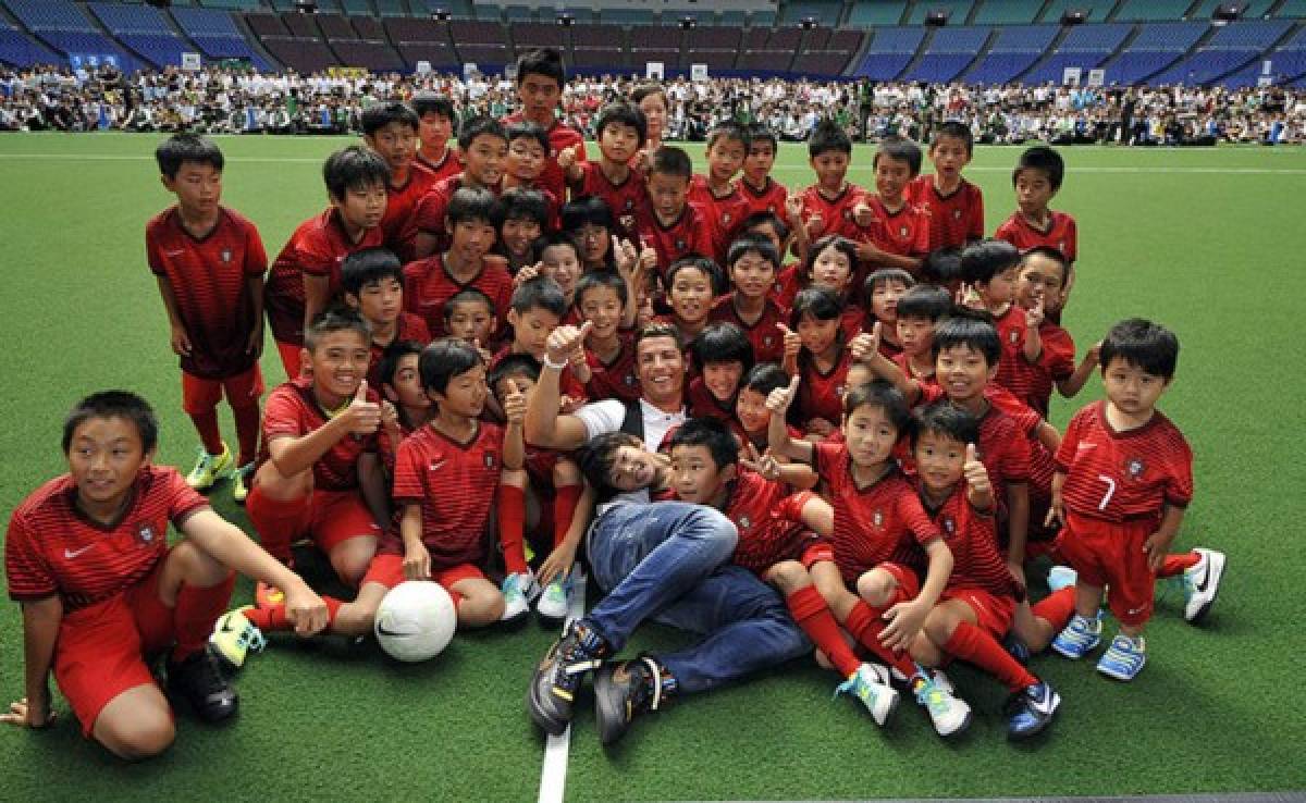 VIDEO: Cristiano Ronaldo se divierte con niños japoneses