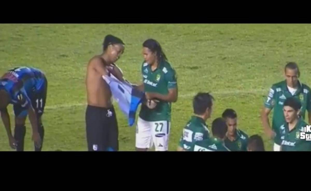 VIDEO: Jugador le pide camiseta a Ronaldinho al final del primer tiempo