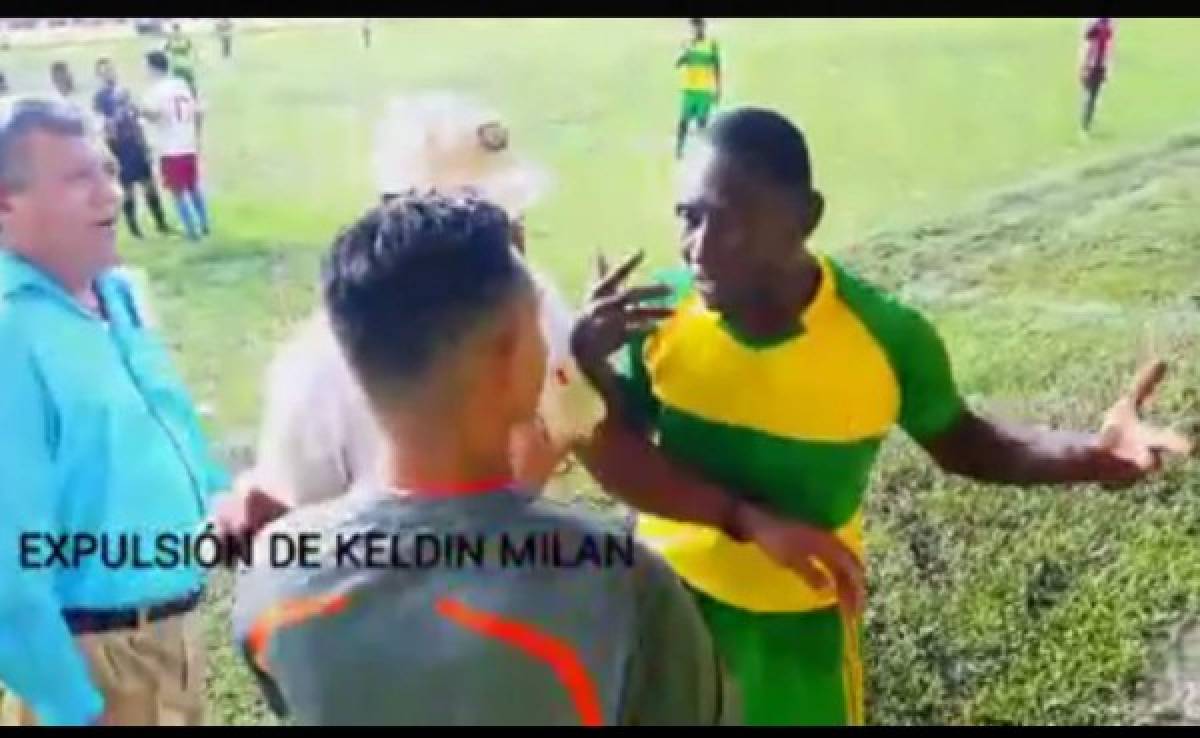 VIDEO: Jugador del Social Sol reta al árbitro asistente tras ser expulsado