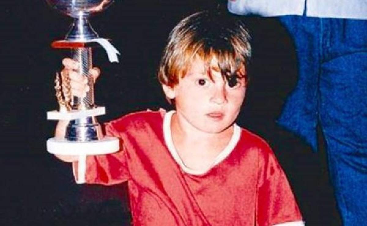 Newells muestra su apoyo a Lionel Messi con una fotografía de de su niñez