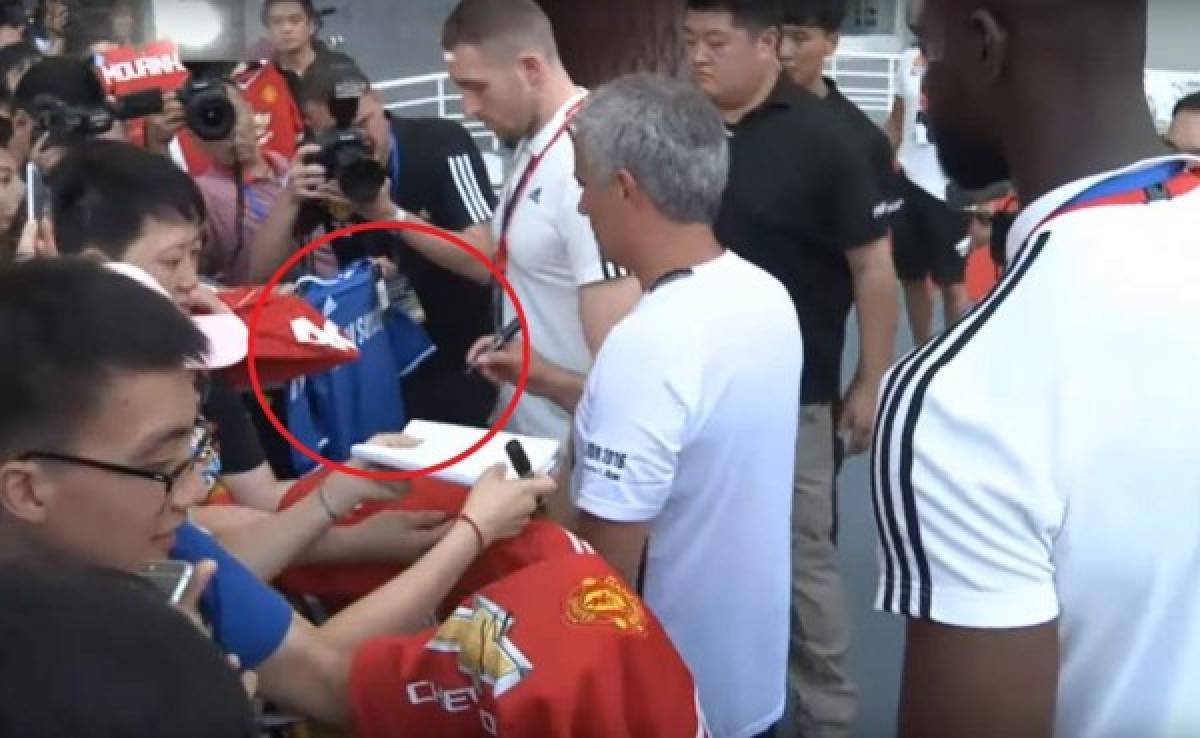 VIDEO: Mourinho se niega a firmar una camisa del Chelsea en China